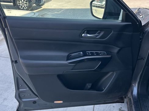 Used 2022 Nissan Pathfinder SV AWD/4WD image 6