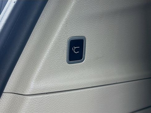 Used 2024 Chrysler Pacifica Touring-L image 27