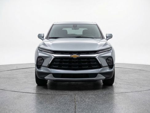Used 2025 Chevrolet Blazer LT FWD image 2