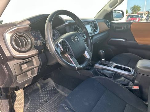 Used 2017 Toyota Tacoma SR5 AWD/4WD image 15