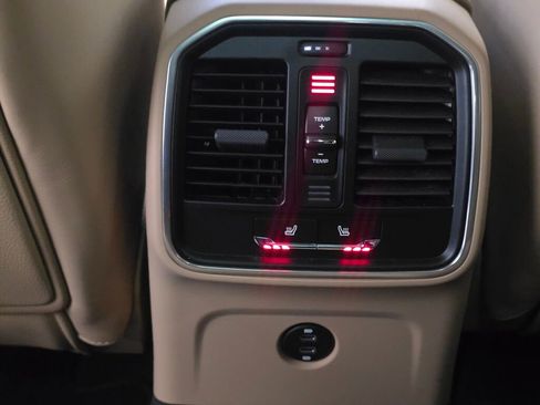 Certified 2025 Porsche Macan image 19