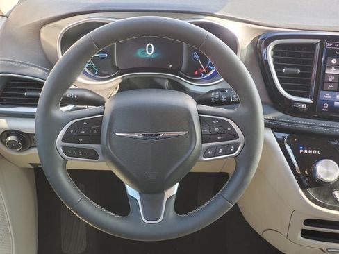 Used 2024 Chrysler Pacifica Limited FWD image 25