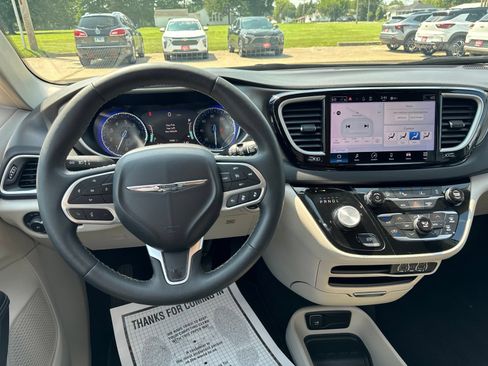 Used 2024 Chrysler Pacifica Touring-L FWD image 19