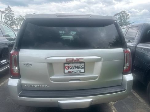 Used 2020 GMC Yukon XL SLT w/ Premium Edition AWD/4WD image 11