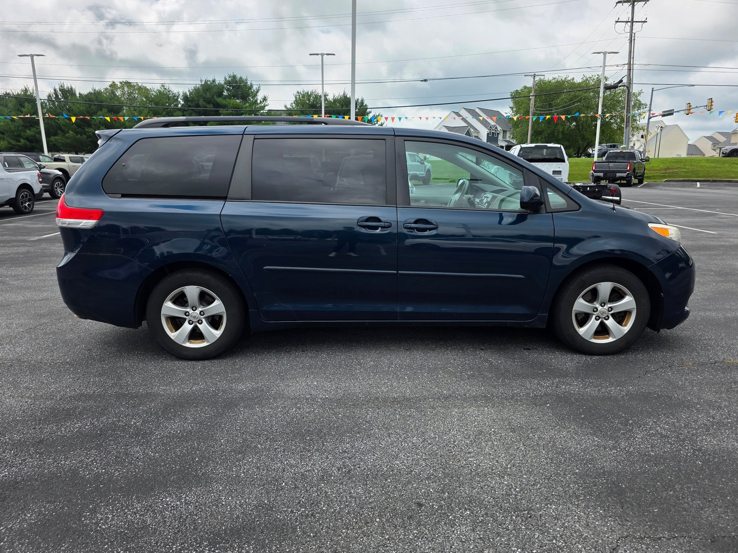 Used 2012 Toyota Sienna LE w/ Towing Pkg FWD image 6