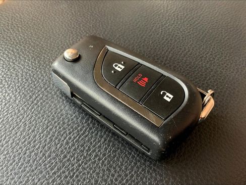 Used 2022 Toyota RAV4 LE AWD/4WD image 11