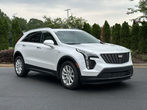 Used 2023 Cadillac XT4 Luxury w/ Cold Weather Package FWD image 2