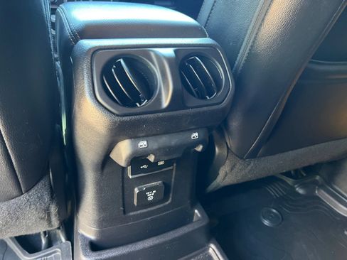 Used 2018 Jeep Wrangler Unlimited Sahara AWD/4WD image 21