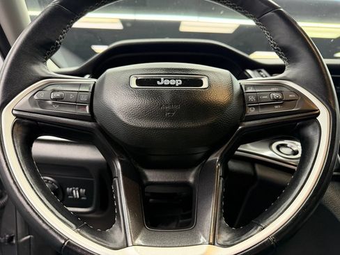 Used 2022 Jeep Grand Cherokee Laredo w/ Luxury Tech Group I RWD image 23