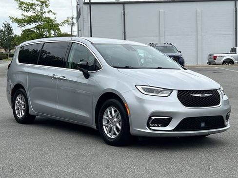 Used 2024 Chrysler Pacifica Touring-L FWD image 15