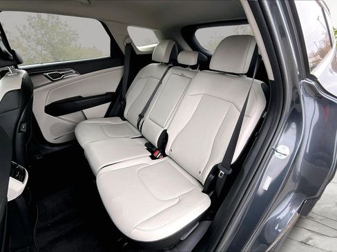 Used 2025 Kia Sportage EX image 26