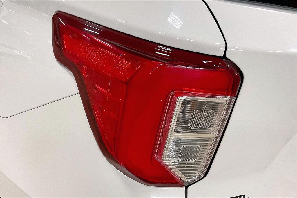 Used 2020 Ford Explorer XLT w/ Equipment Group 202A AWD/4WD image 28
