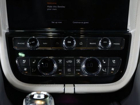 Used 2022 Bentley Bentayga image 28