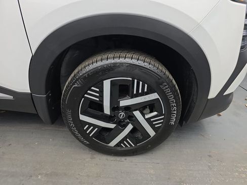 Used 2025 Nissan Kicks SV image 12