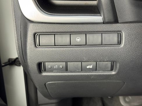 Used 2022 Nissan Rogue SV w/ SV Premium Package image 17