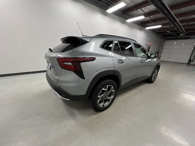 Used 2025 Chevrolet Trax LT FWD image 8