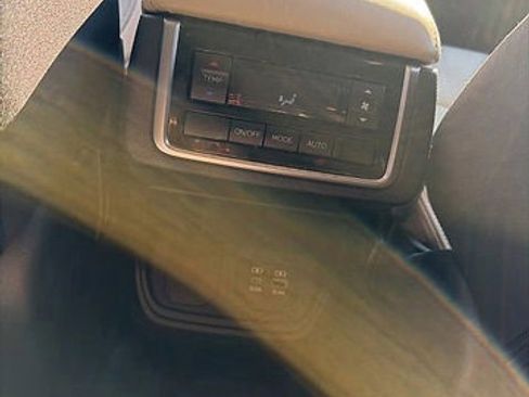 Used 2024 Subaru Ascent Premium w/ Convenience Package image 17