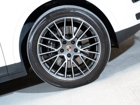 Certified 2023 Porsche Cayenne AWD/4WD image 11