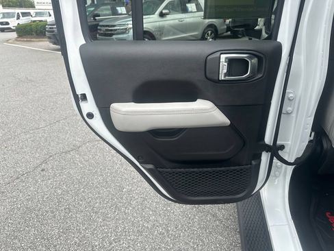 Used 2021 Jeep Wrangler Unlimited Sahara AWD/4WD image 21