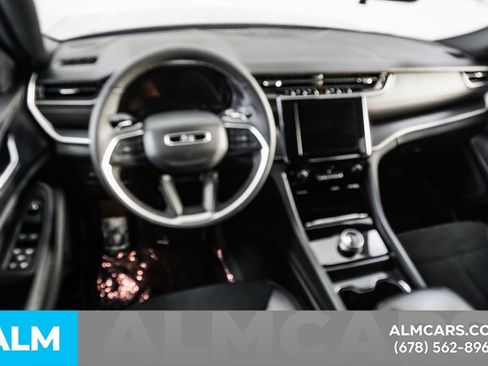 Used 2025 Jeep Grand Cherokee Altitude AWD/4WD image 24