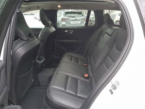 Used 2020 Volvo V60 T5 Cross Country image 10