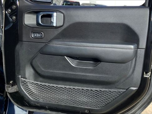 Used 2019 Jeep Wrangler Unlimited Sahara image 21