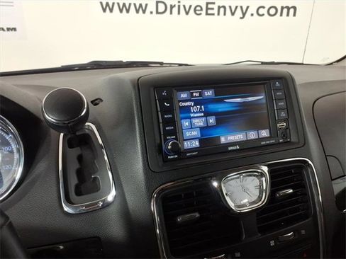 Used 2014 Chrysler Town & Country Touring-L w/ Driver Convenience Group image 23