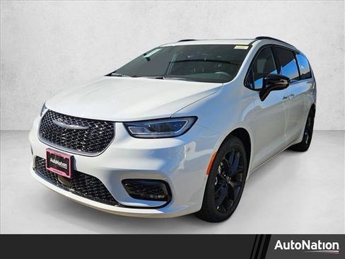 New 2026 Chrysler Pacifica Select image 1