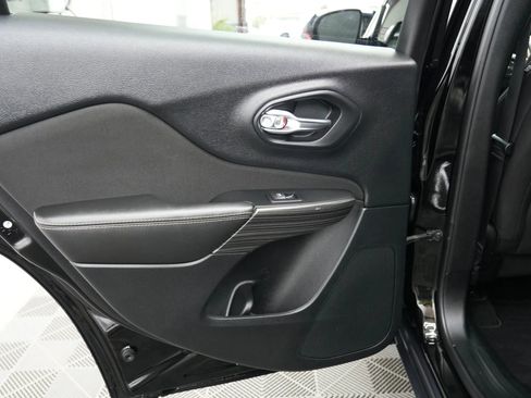 Used 2017 Jeep Cherokee Latitude w/ Safety/Convenience Group image 8