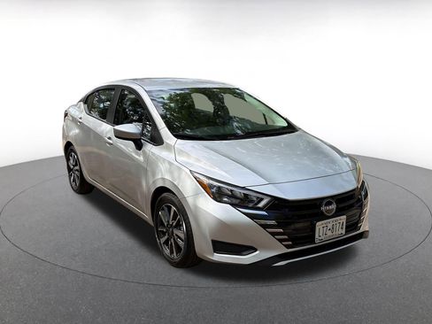 Used 2025 Nissan Versa SV image 1