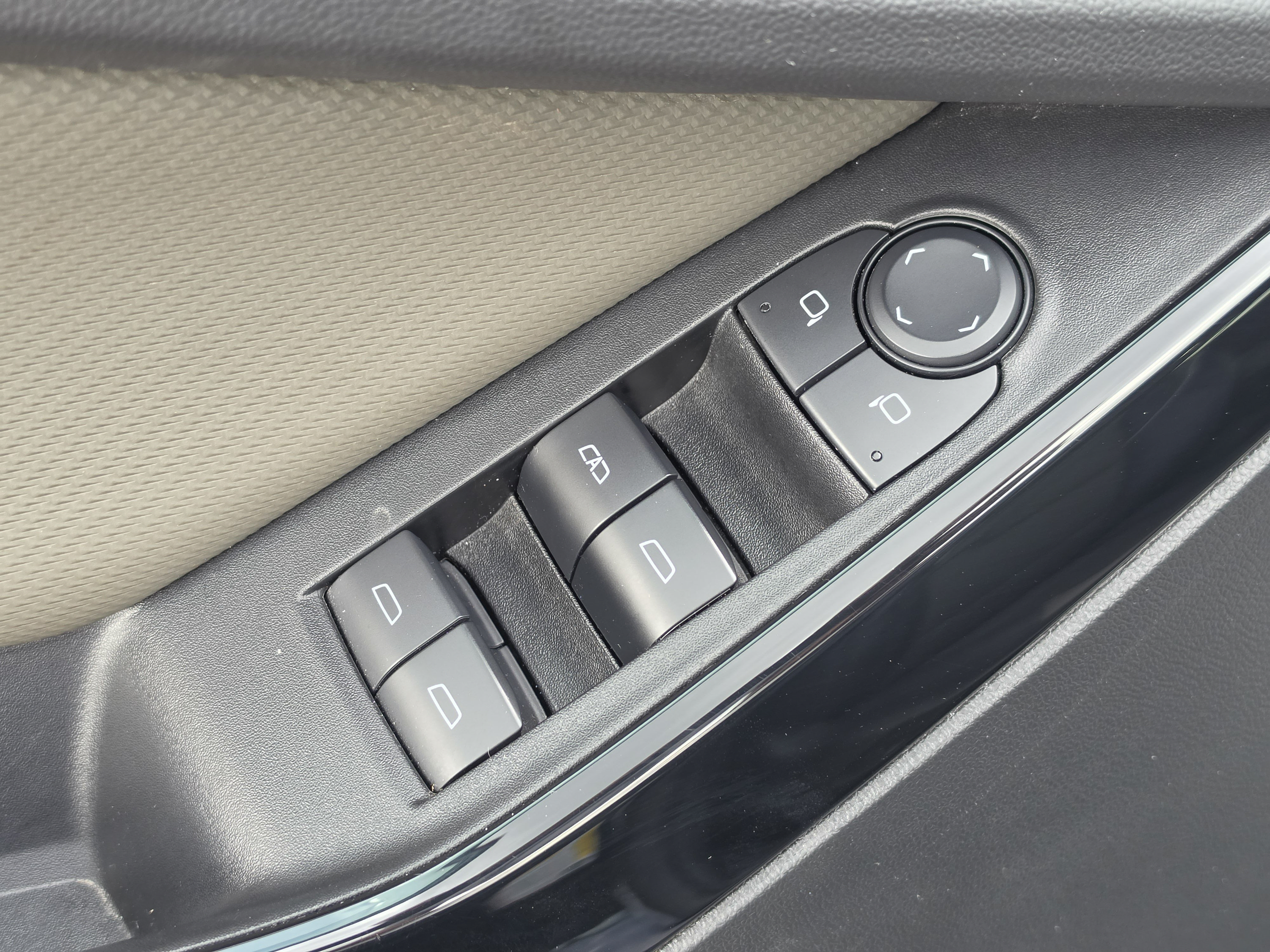 Used 2025 Chevrolet Equinox LT w/ Convenience Package II FWD image 23