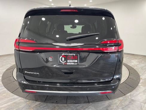 Used 2023 Chrysler Pacifica Touring-L image 6