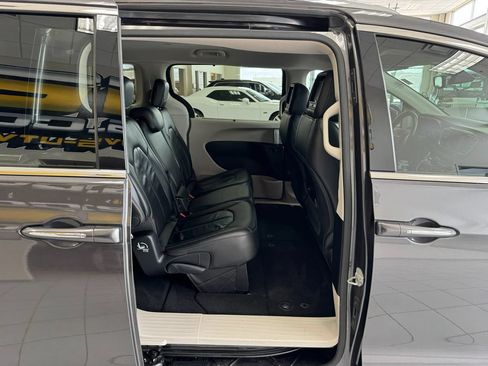 Used 2018 Chrysler Pacifica Touring-L FWD image 43