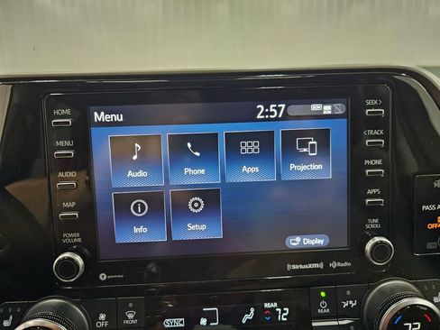 Used 2021 Toyota Highlander XLE image 18