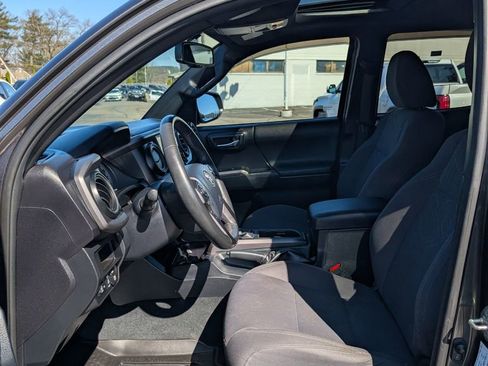 Used 2017 Toyota Tacoma TRD Sport image 13