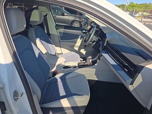 Used 2025 Volkswagen Jetta SE w/ Sunroof Package FWD image 6
