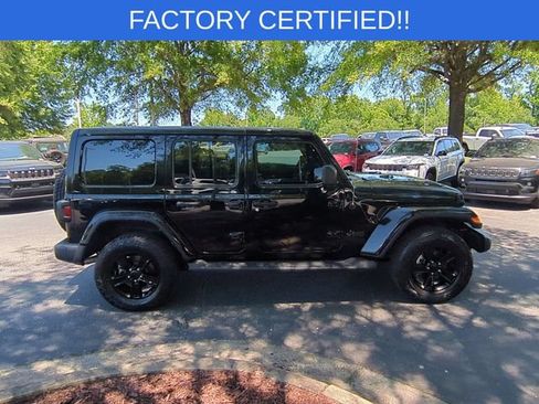 Used 2022 Jeep Wrangler Unlimited Sahara AWD/4WD image 6
