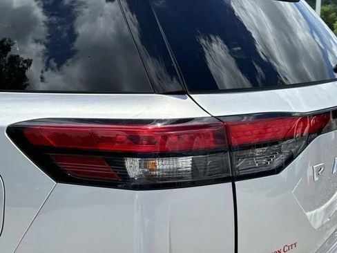 Used 2025 Nissan Pathfinder SV FWD image 12