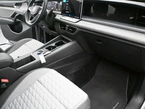 Used 2025 Volkswagen Tiguan S image 17