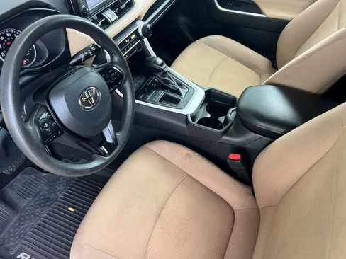 Used 2020 Toyota RAV4 LE image 17