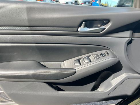 Used 2025 Nissan Altima 2.5 SV image 18