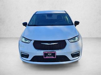Used 2024 Chrysler Pacifica Select video 2