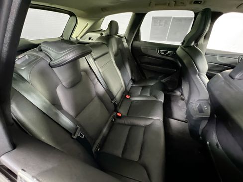Used 2021 Volvo XC60 T5 Momentum w/ Premium Package image 27