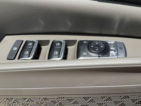Used 2025 Kia Carnival EX FWD image 23