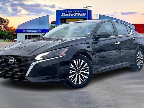 Used 2024 Nissan Altima 2.5 SV image 3