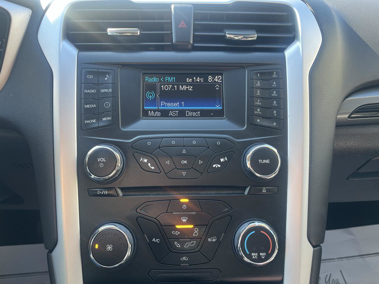 Used 2014 Ford Fusion SE w/ Equipment Group 201A FWD image 10