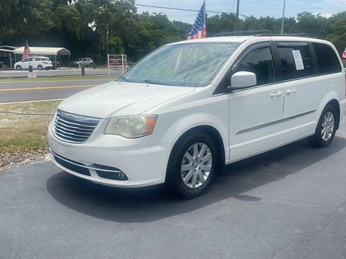 Used 2013 Chrysler Town & Country Touring FWD image 3