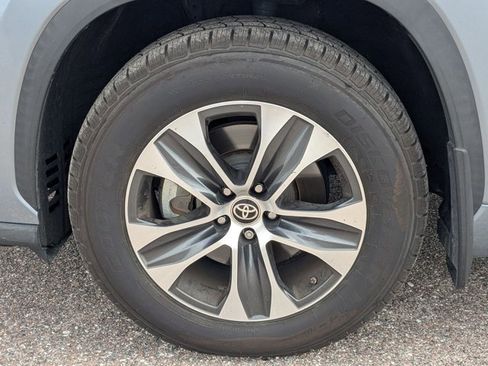 Used 2021 Toyota Highlander XLE image 10