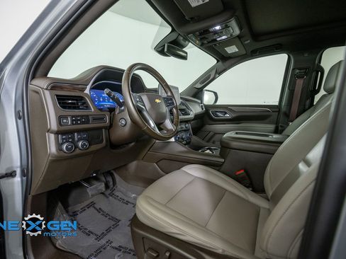 Used 2023 Chevrolet Suburban LT w/ Luxury Package AWD/4WD image 10
