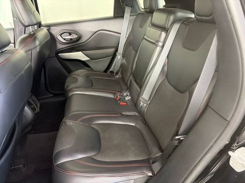 Used 2017 Jeep Cherokee Trailhawk w/ Trailer Tow Group AWD/4WD image 13